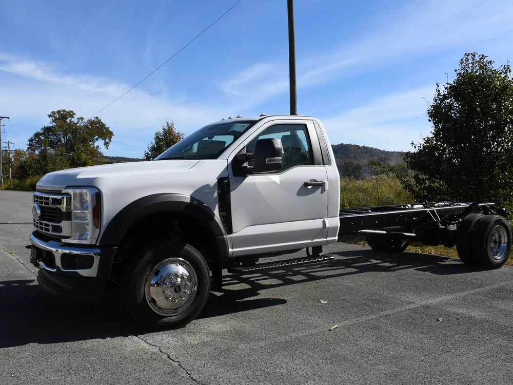 2027 Ford F550 · Chassis Only — photo 6 of 9